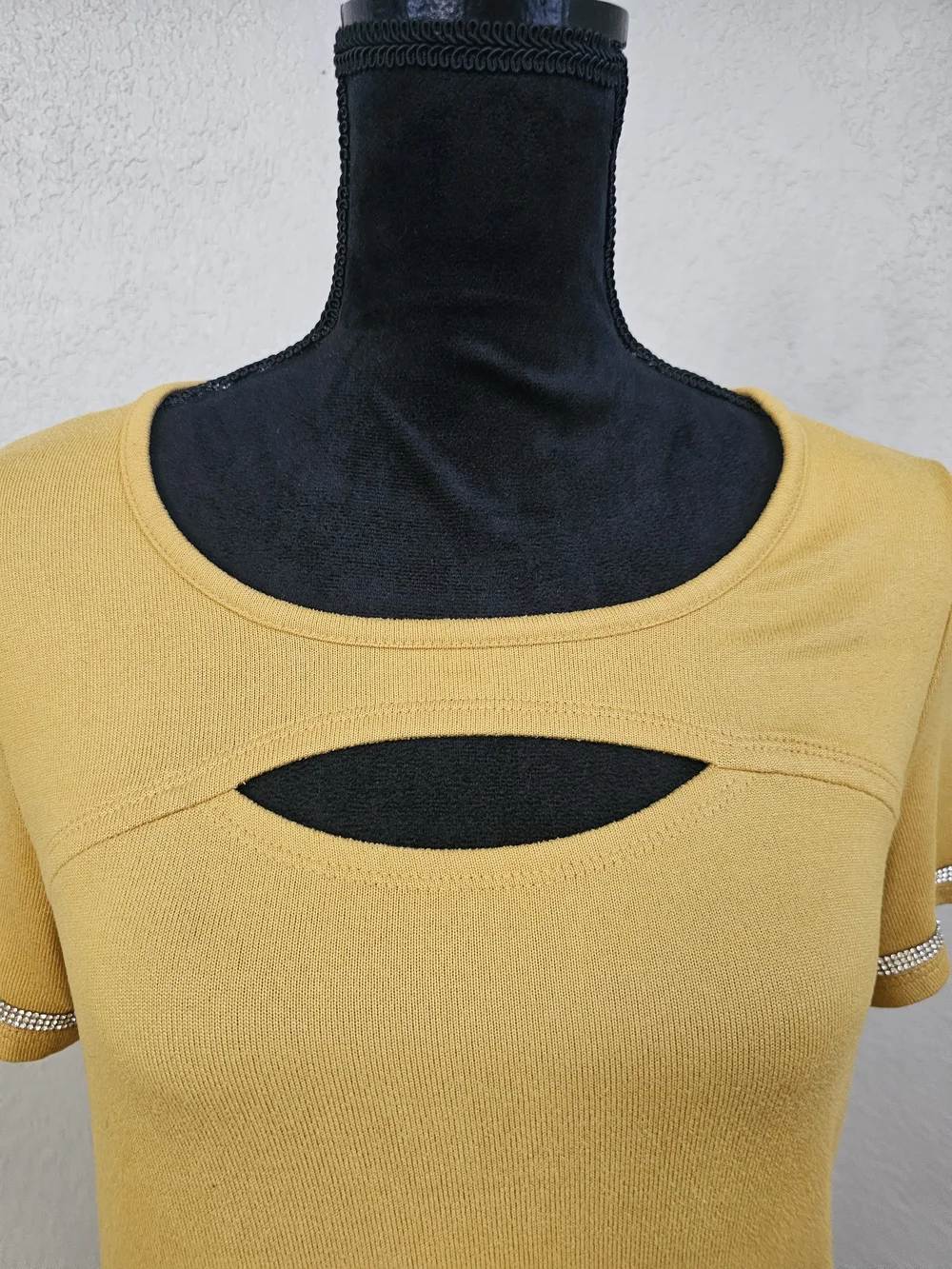 Mustard Short-Sleeve Cutout Women's Top M - Picture 2 of 10